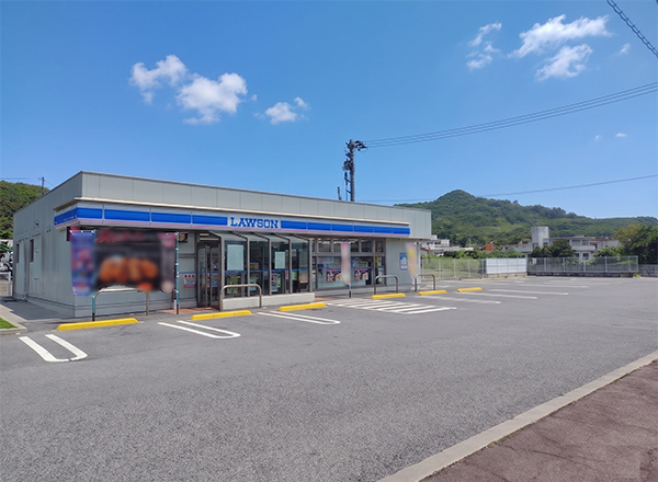 ローソン南城知念
車で2分〈650m〉